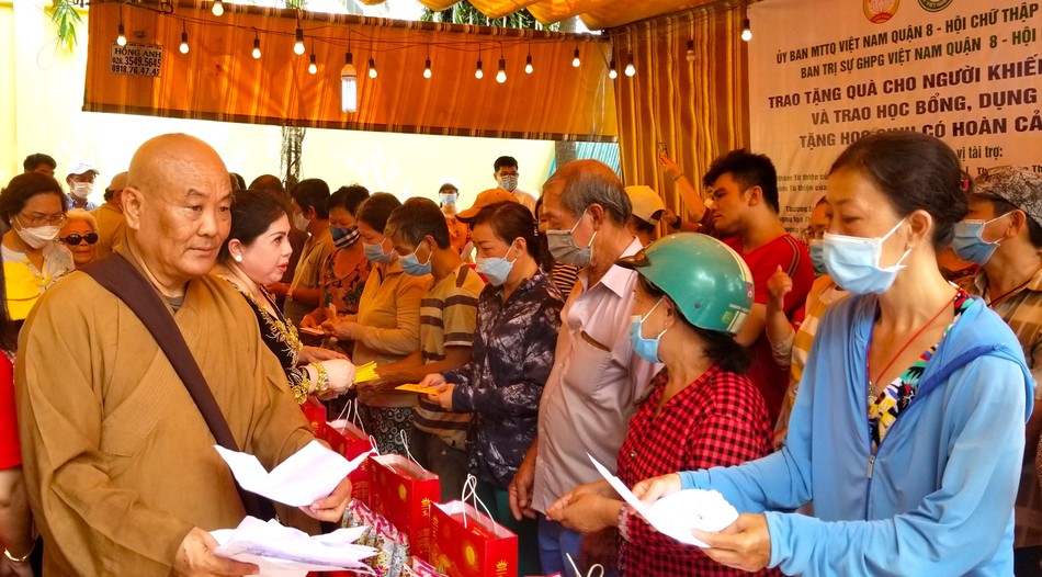 Trao quà đến người khiếm thị, người bị bệnh nan y Trao quà đến người khiếm thị, người bị bệnh nan y
