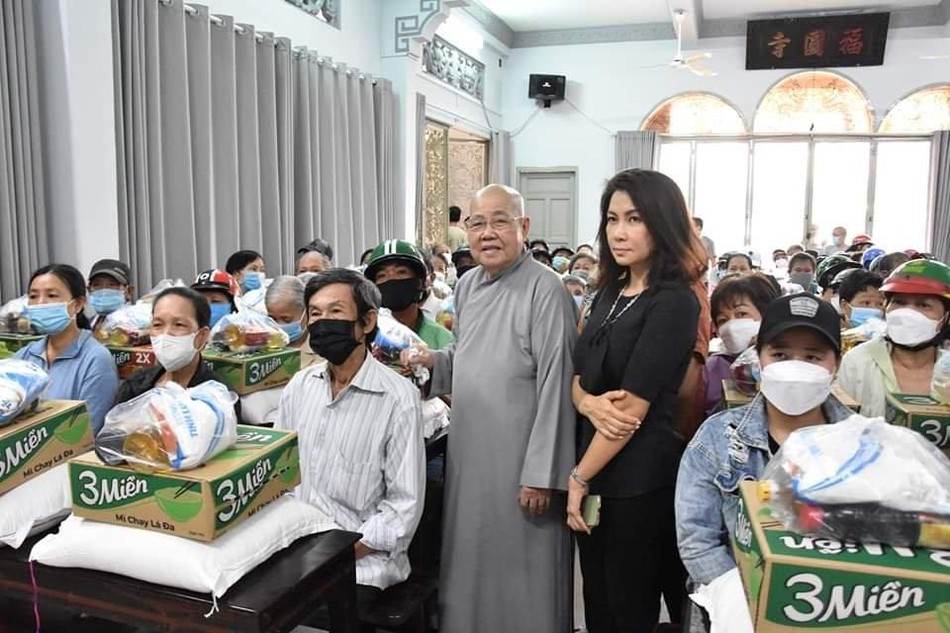 Ni trưởng Thích nữ Từ Nhẫn và mạnh thường quân trao quà đến người dân khó khăn Ni trưởng Thích nữ Từ Nhẫn và mạnh thường quân trao quà đến người dân khó khăn