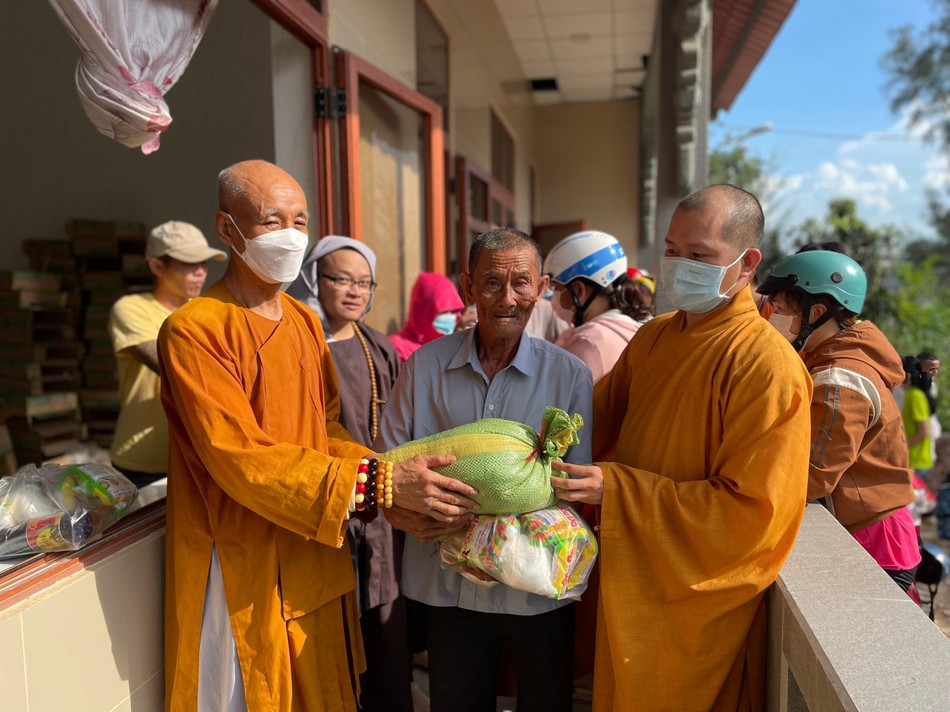 Trao quà đến bà con khó khăn Trao quà đến bà con khó khăn