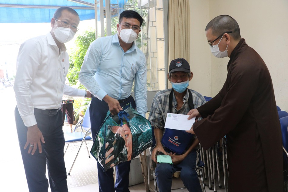 Đại đức Thích Nhuận Từ cùng đại diện lãnh đạo chính quyền tận tay trao quà đến bà con Đại đức Thích Nhuận Từ cùng đại diện lãnh đạo chính quyền tận tay trao quà đến bà con