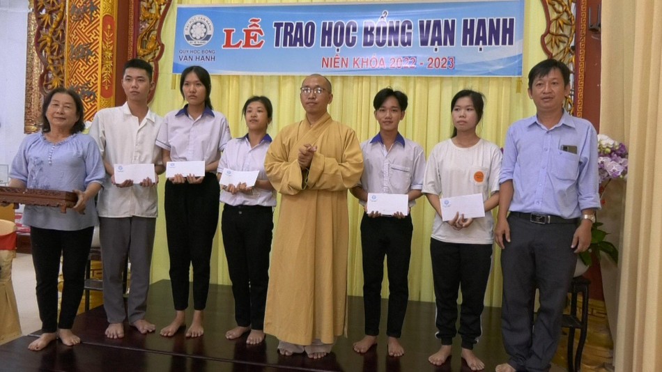 Đại đức Thích Phước Huệ trao học bổng cho các em học sinh Trung học Phổ thông Đại đức Thích Phước Huệ trao học bổng cho các em học sinh Trung học Phổ thông