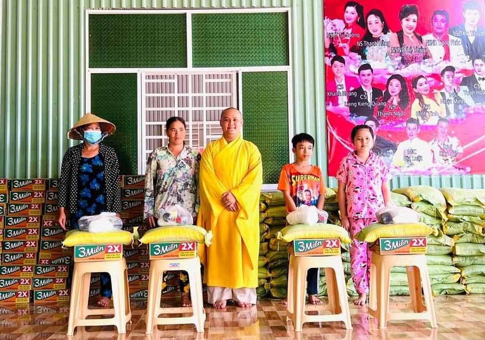 Đại đức Thích Thiện Phước trao quà đến những hoàn cảnh khó khăn Đại đức Thích Thiện Phước trao quà đến những hoàn cảnh khó khăn