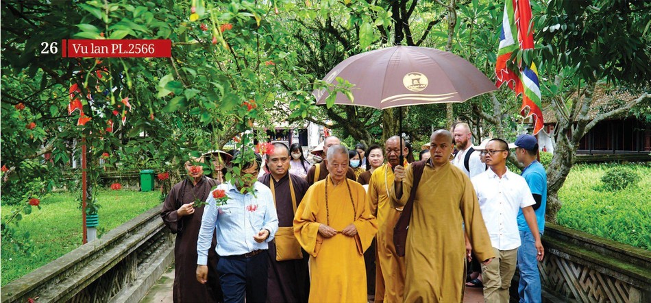 Trưởng lão Hòa thượng Thích Trí Quảng tưởng niệm các vị Thiền sư, thăm các đền thờ vua Lê Đại Hành, Đinh Tiên Hoàng tại cố đô Hoa Lư - Ảnh: Lệ Đức Trưởng lão Hòa thượng Thích Trí Quảng tưởng niệm các vị Thiền sư, thăm các đền thờ vua Lê Đại Hành, Đinh Tiên Hoàng tại cố đô Hoa Lư - Ảnh: Lệ Đức