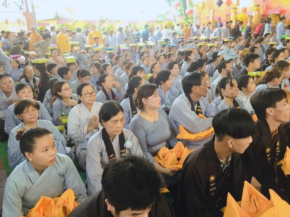 Đông đảo Phật tử tham dự buổi lễ Đông đảo Phật tử tham dự buổi lễ