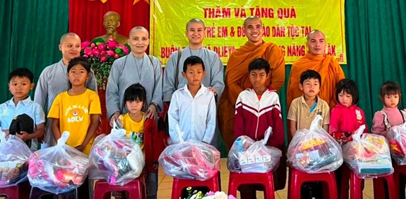 Trao quà cho các em nhỏ Trao quà cho các em nhỏ