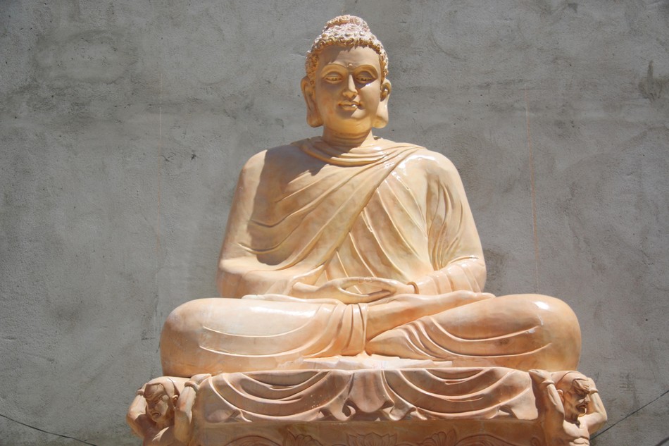 Tôn tượng Đức Phật Thích Ca Mâu Ni được an vị tại chánh điện chùa Bửu Long Tôn tượng Đức Phật Thích Ca Mâu Ni được an vị tại chánh điện chùa Bửu Long