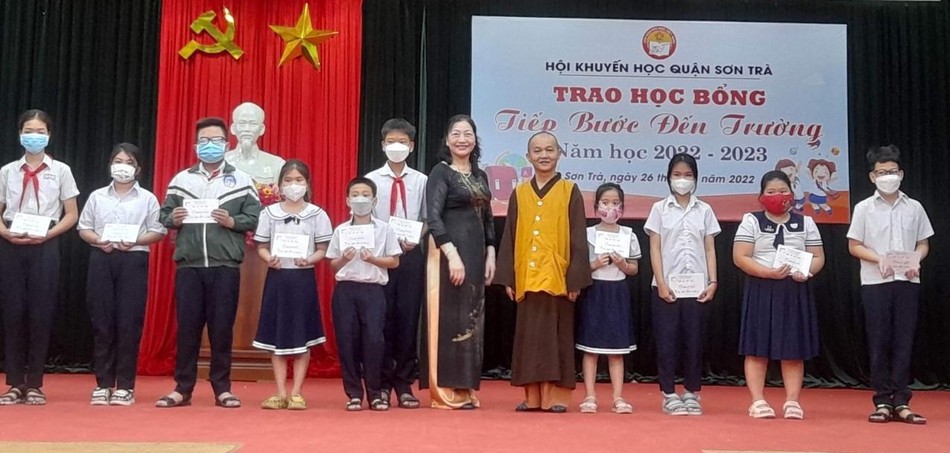 Thượng tọa Thích Thông Quang trao học bổng đến các em học sinh
