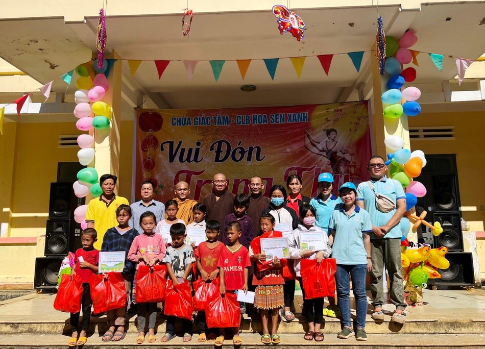 Trao quà cho các em nhỏ Trao quà cho các em nhỏ