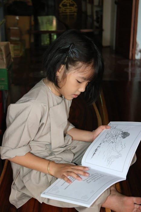 Em Khai Tâm chăm chú bên những trang sách - Ảnh: Huệ Thái Em Khai Tâm chăm chú bên những trang sách - Ảnh: Huệ Thái