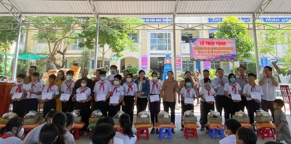 Tặng quà đến các em học sinh xã Suối Cao Tặng quà đến các em học sinh xã Suối Cao