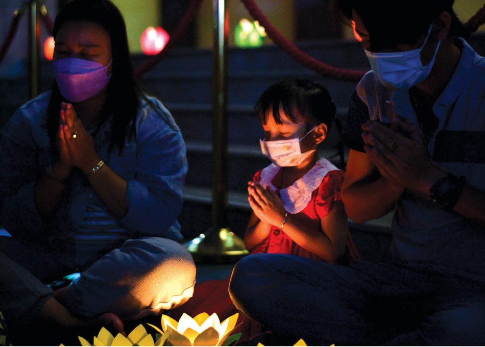 Một gia đình trẻ thành kính cầu nguyện trong đêm phóng liên đăng Một gia đình trẻ thành kính cầu nguyện trong đêm phóng liên đăng