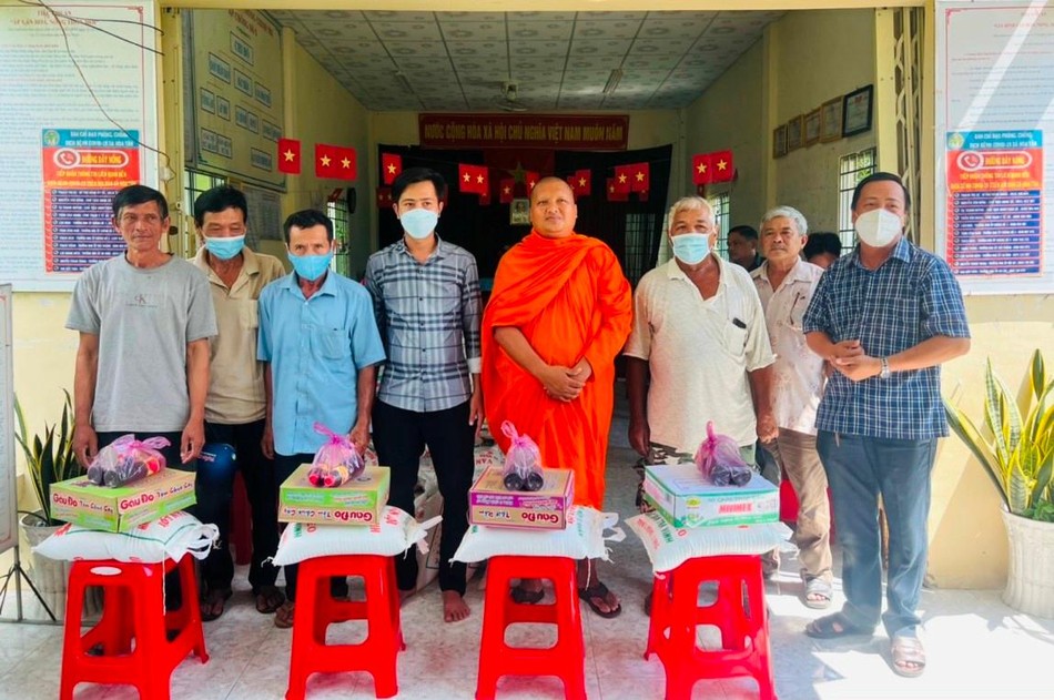 Đại đức Thạch Sa Thanh trao quà đến bà con Đại đức Thạch Sa Thanh trao quà đến bà con