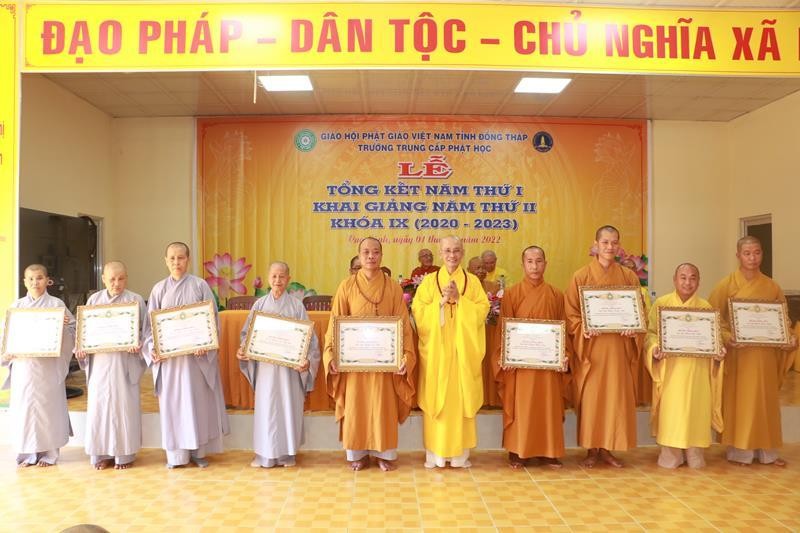 Trao Bằng tuyên dương công đức Trao Bằng tuyên dương công đức