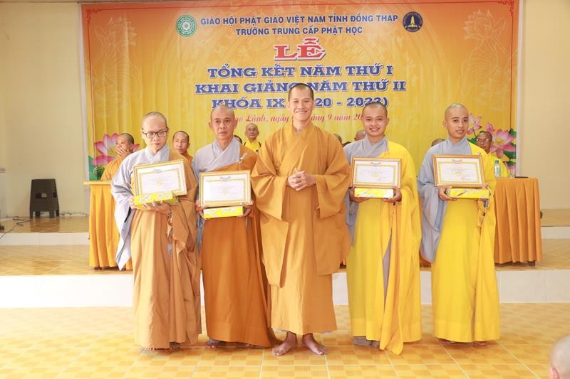 Trao Giấy khen cho những cá nhân có thành tích học tập tốt Trao Giấy khen cho những cá nhân có thành tích học tập tốt