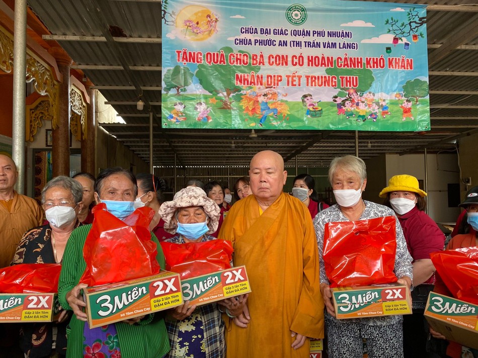 Các hộ nghèo nhận quà tại chùa Phước An Các hộ nghèo nhận quà tại chùa Phước An
