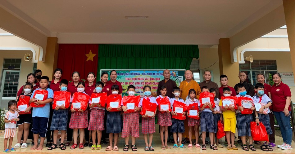 Trao quà cho các em học sinh tại Trường Tiểu học Vàm Láng 1 Trao quà cho các em học sinh tại Trường Tiểu học Vàm Láng 1