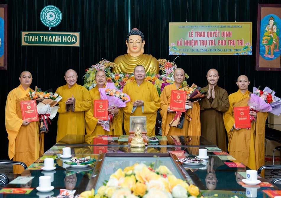 Lãnh đạo Ban Trị sự GHPGVN tỉnh Thanh Hóa trao quyết định, tặng hoa chúc mừng các vị tân trụ trì và phó trụ trì Lãnh đạo Ban Trị sự GHPGVN tỉnh Thanh Hóa trao quyết định, tặng hoa chúc mừng các vị tân trụ trì và phó trụ trì