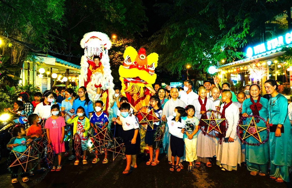 "Đêm hội trăng rằm" tại chùa Đức Nguyên "Đêm hội trăng rằm" tại chùa Đức Nguyên