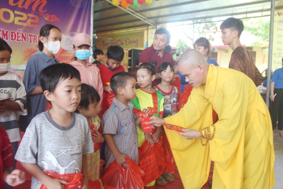 Đại đức Thích Tâm Ngọc, trụ trì chùa Yên Thái trao quà cho các em tại chương trình “Kết nối yêu thương - Cùng em đến trường” Đại đức Thích Tâm Ngọc, trụ trì chùa Yên Thái trao quà cho các em tại chương trình “Kết nối yêu thương - Cùng em đến trường”