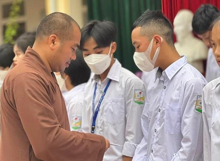 Trao học bổng cho các em học sinh tại Trường THPT Tương Dương 1 Trao học bổng cho các em học sinh tại Trường THPT Tương Dương 1