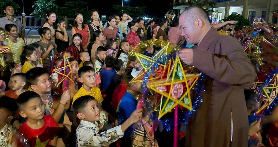 Đại đức Thích Minh Thanh trao quà Trung thu đến các em nhỏ Đại đức Thích Minh Thanh trao quà Trung thu đến các em nhỏ