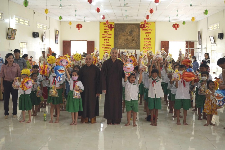 Đoàn trao quà tại chùa Giác Nguyên - Ảnh: Huy Thế Đoàn trao quà tại chùa Giác Nguyên - Ảnh: Huy Thế
