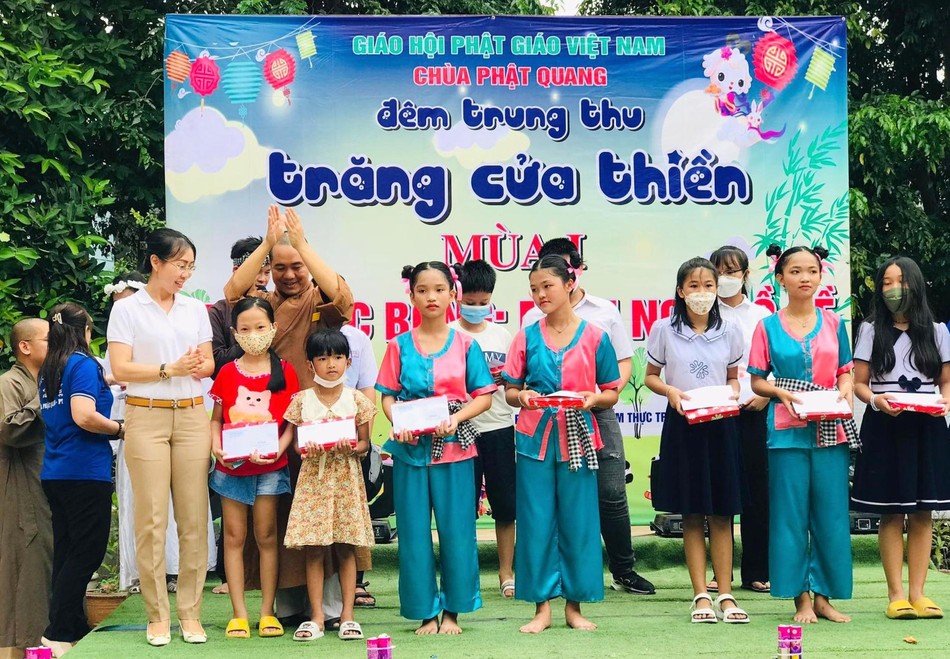 Các em học sinh nhận học bổng tại chùa Phật Quang Các em học sinh nhận học bổng tại chùa Phật Quang