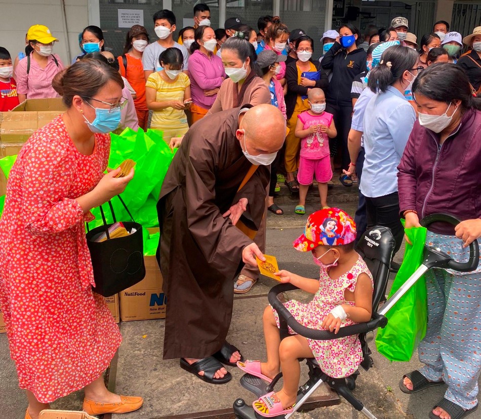 Đại đức Thich Chỉnh Độ, trụ trì chùa Pháp Vân tận tay trao quà cho các em Đại đức Thich Chỉnh Độ, trụ trì chùa Pháp Vân tận tay trao quà cho các em
