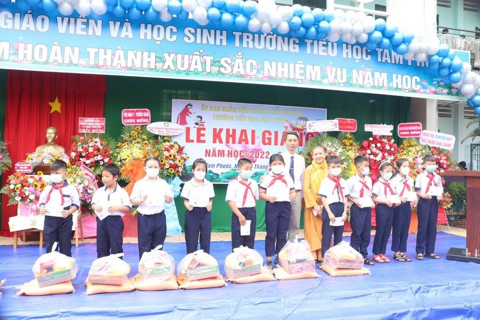 Sư cô Thích nữ Liên Trì trao quà cho các em học sinh Sư cô Thích nữ Liên Trì trao quà cho các em học sinh