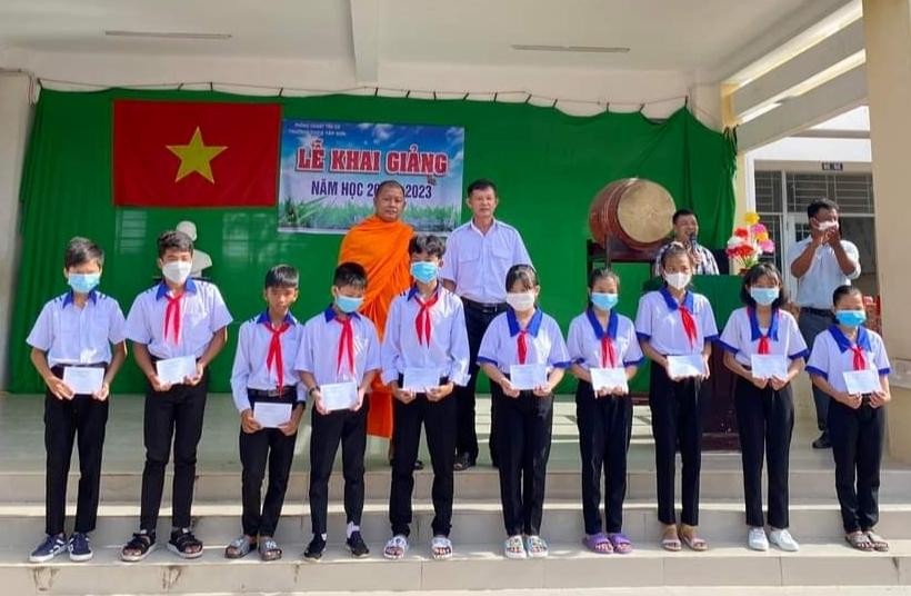 Các em học sinh Trường THCS Tập Sơn nhận học bổng Các em học sinh Trường THCS Tập Sơn nhận học bổng