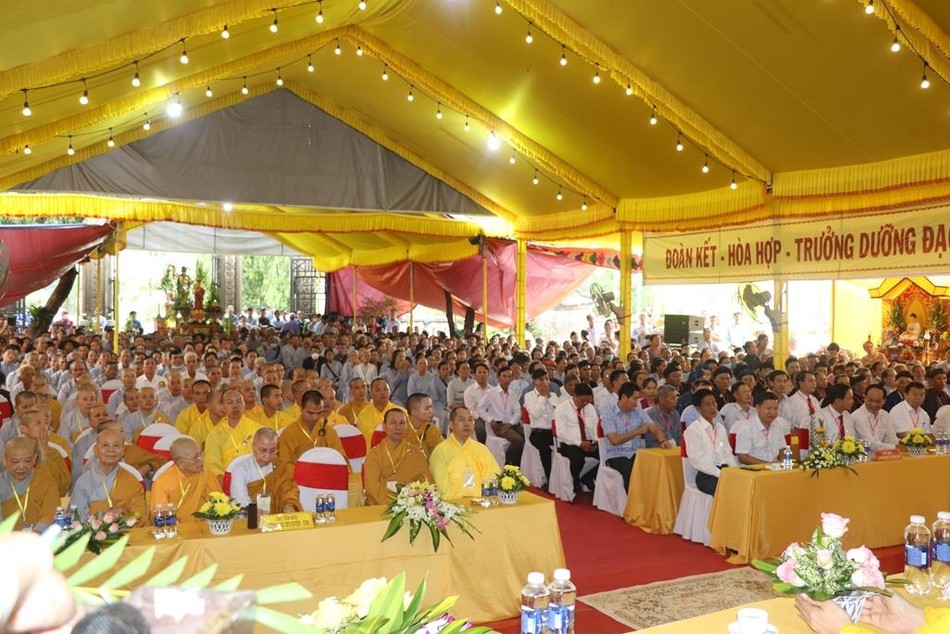 Đại biểu chính quyền, chư tôn đức Tăng Ni và Phật tử tham dự buổi lễ