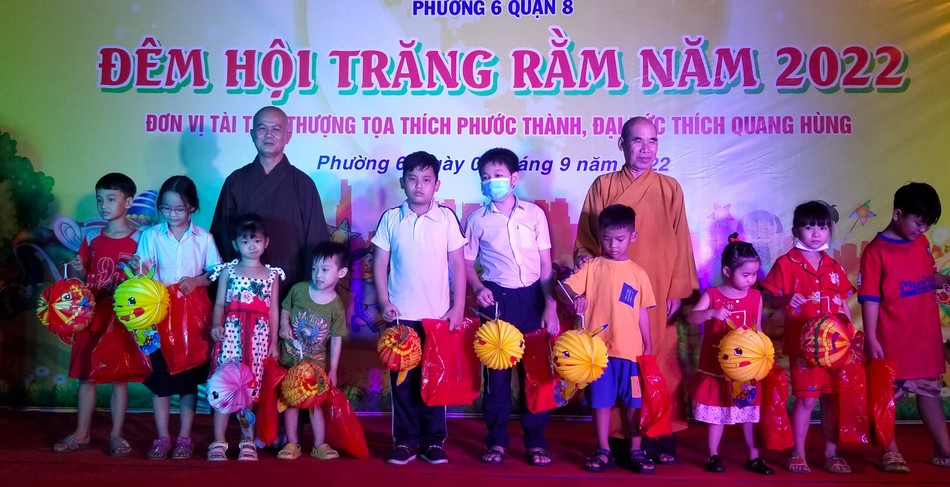 Các em thiếu nhi nhận quà