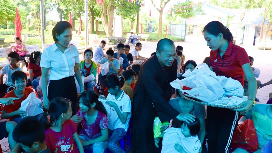 Đại đức Thích Đạo Mẫn trao quà cho các em tại Trường Giáo dục trẻ khuyết tật huyện Sóc Sơn