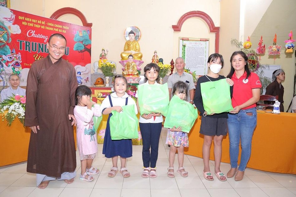 Tặng quà cho các em vui Trung thu