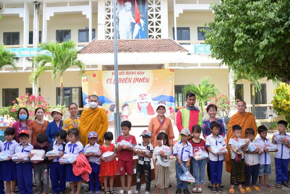 Tặng quà trung thu cho các em học sinh tiểu học Tặng quà trung thu cho các em học sinh tiểu học