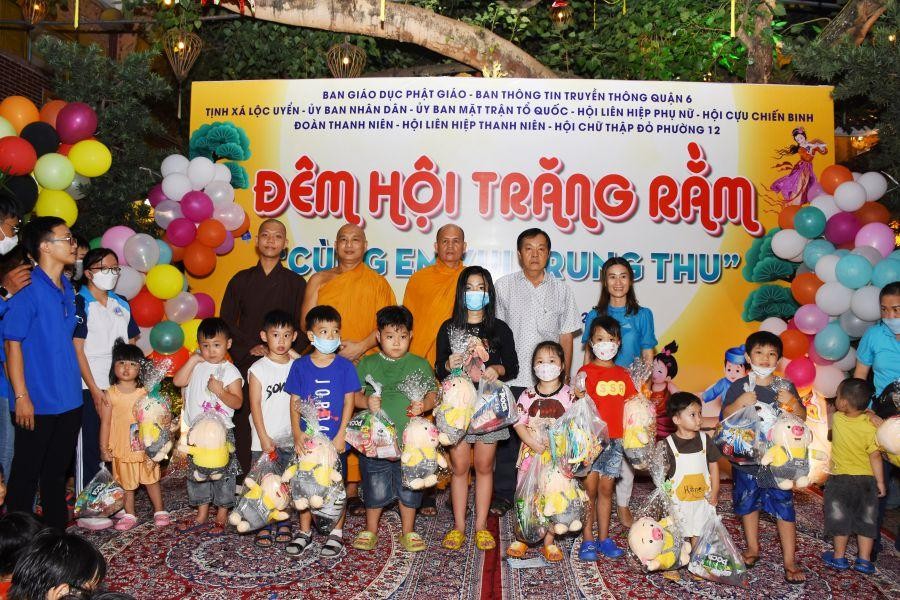 Chư Tăng tịnh xá Lộc Uyển trao quà cho các em thiếu nhi tại địa phương Chư Tăng tịnh xá Lộc Uyển trao quà cho các em thiếu nhi tại địa phương