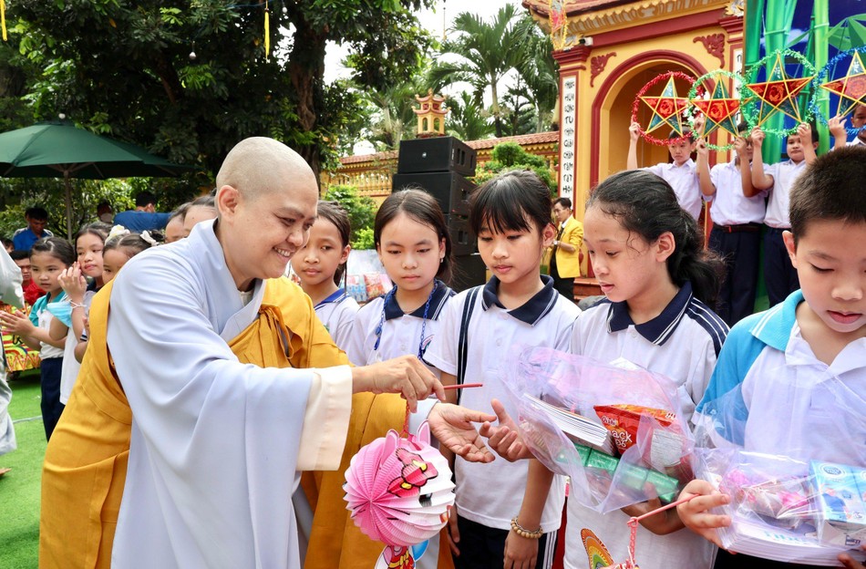 Ni sư Thích nữ Hương Nhũ trao quà cho các em Ni sư Thích nữ Hương Nhũ trao quà cho các em