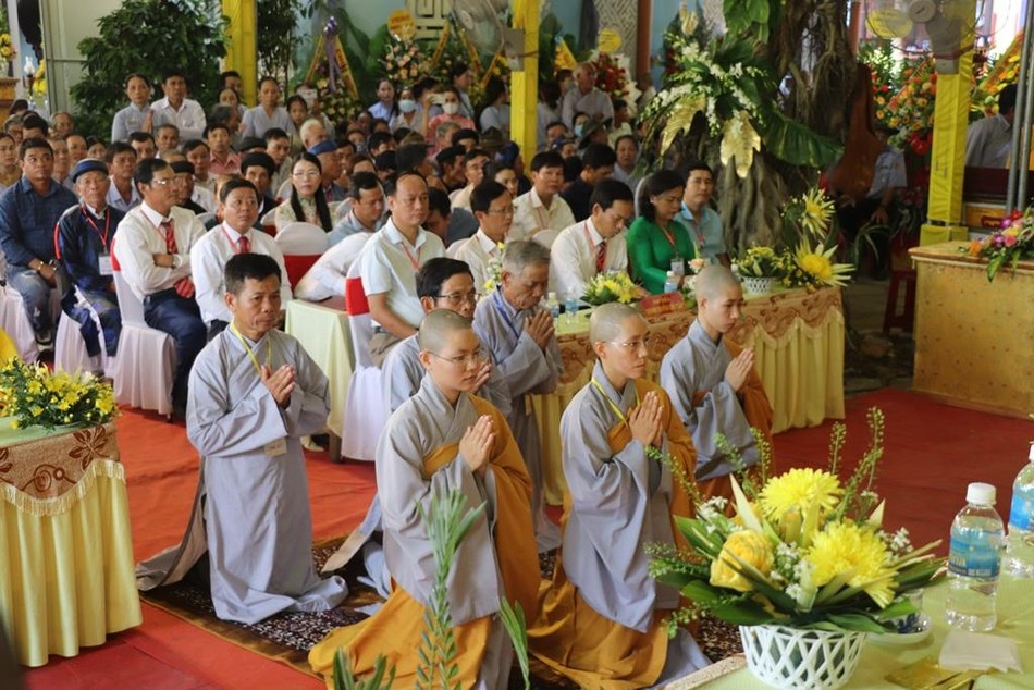 Sư cô Thích nữ Trung Thanh dâng lời phát nguyện Sư cô Thích nữ Trung Thanh dâng lời phát nguyện