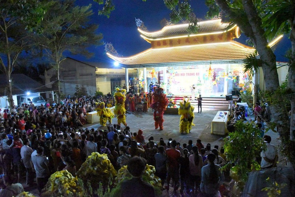 Tiết mục múa lân sôi nổi vui Tết Trung thu ở chùa Tâm Thành Tiết mục múa lân sôi nổi vui Tết Trung thu ở chùa Tâm Thành