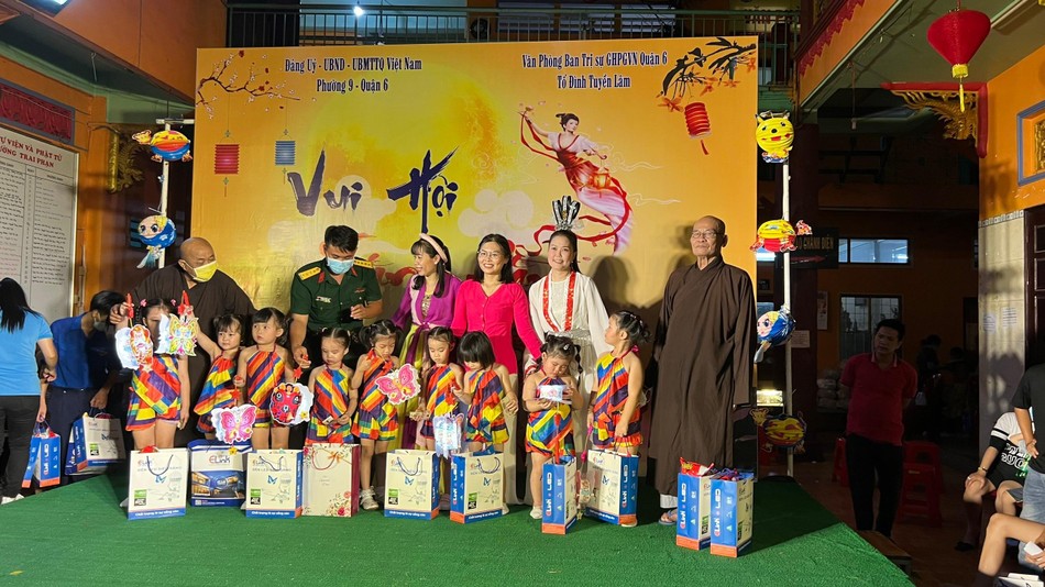 Các em nhỏ nhận quà tại chùa Tuyền Lâm Các em nhỏ nhận quà tại chùa Tuyền Lâm