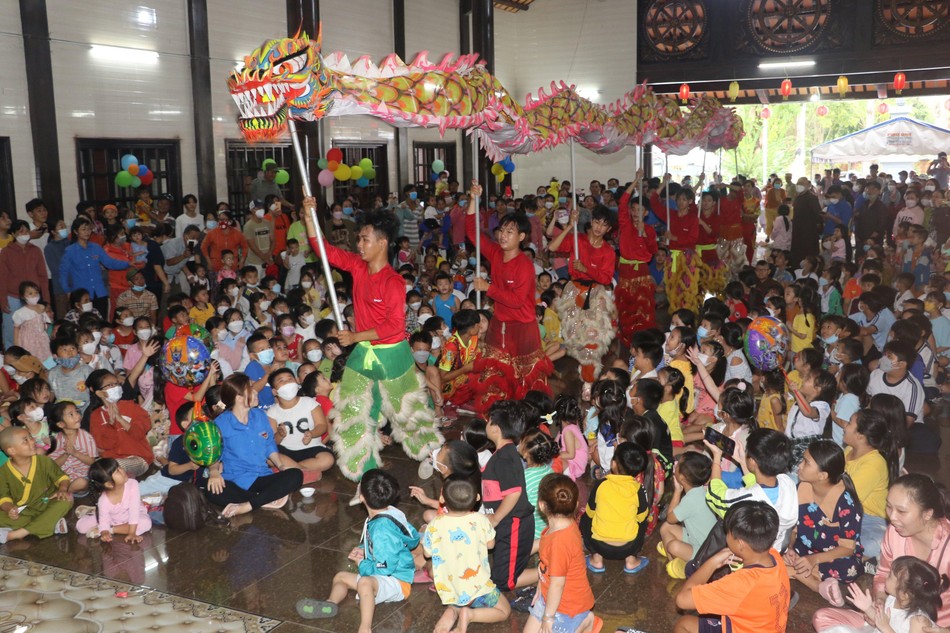 Các bạn nhỏ hào hứng với tiết mục múa lân Các bạn nhỏ hào hứng với tiết mục múa lân