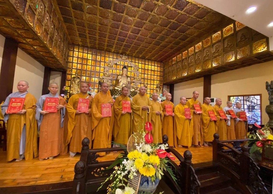 12 thành viên Ban Nghi lễ GHPGVN huyện Bình Chánh nhận quyết định 12 thành viên Ban Nghi lễ GHPGVN huyện Bình Chánh nhận quyết định