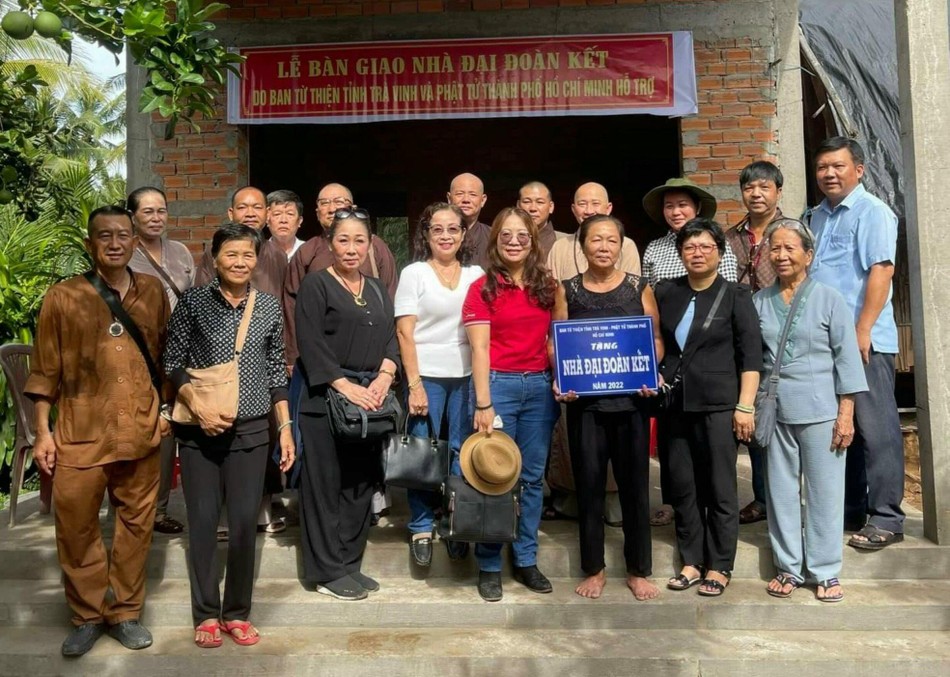 Ban Từ thiện - Xã hội Phật giáo tỉnh Trà Vinh cùng các mạnh thường quân bàn giao nhà Đại đoàn kết