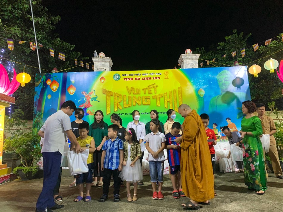 Thượng tọa Giác Hoàng trao học bổng cho các em học sinh Thượng tọa Giác Hoàng trao học bổng cho các em học sinh