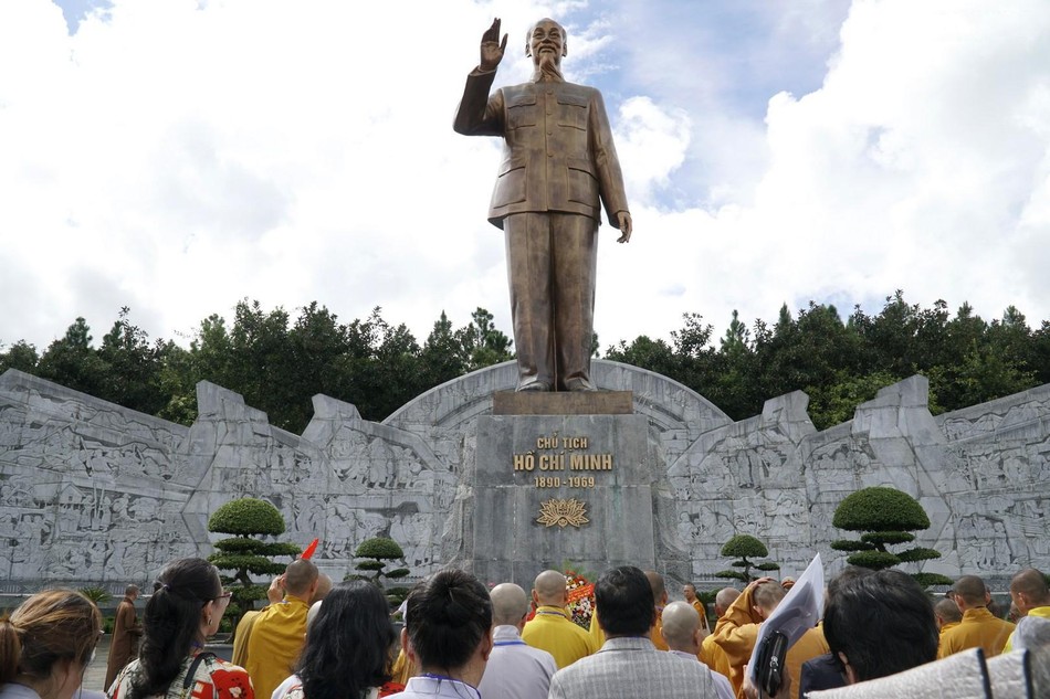 Ban Thường trực, Ban Tổ chức Đại hội, đại biểu dâng hương tại Quảng trường Đại đoàn kết