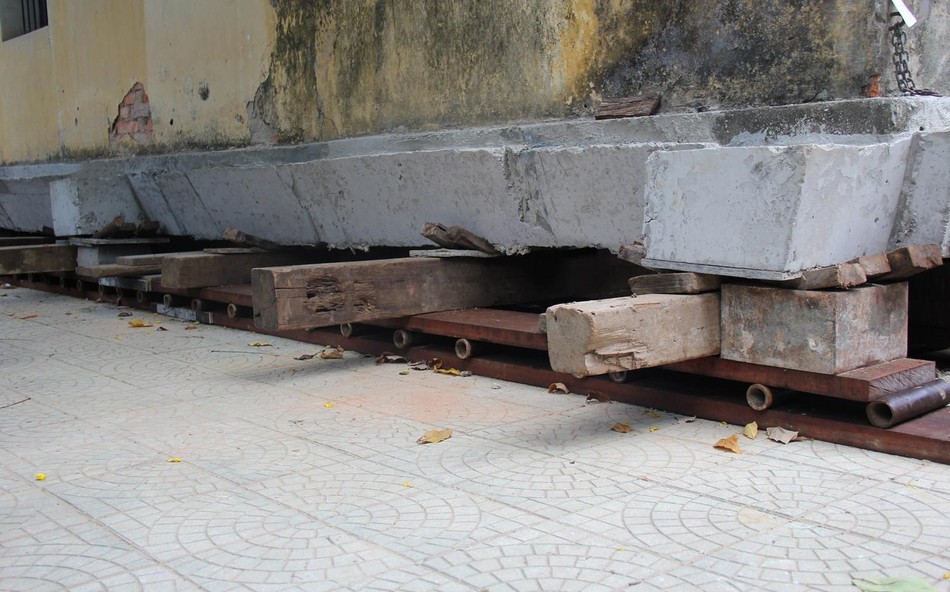 Hệ thống đa kiềng nâng toàn bộ ngôi chánh điện để chịu lực trong quá trình di chuyển Hệ thống đa kiềng nâng toàn bộ ngôi chánh điện để chịu lực trong quá trình di chuyển