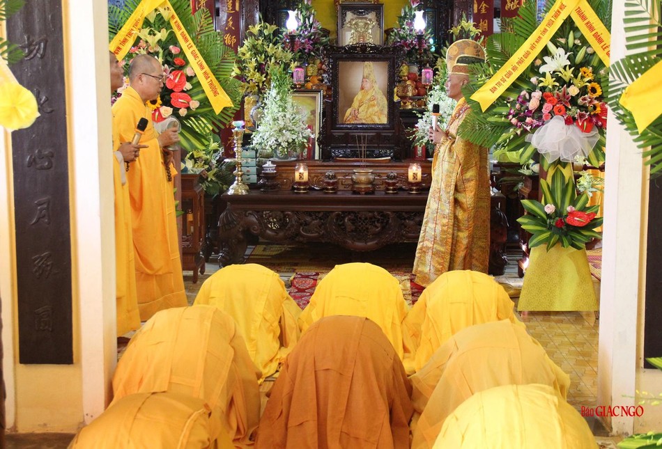 Môn đồ pháp quyến thành tâm đảnh lễ tôn sư