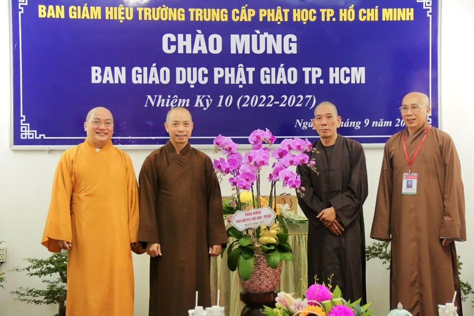 Ban Giám hiệu Trường Trung cấp Phật học TP.HCM tặng hoa chào mừng chư tôn đức Ban Giáo dục Phật giáo TP.HCM đến thăm
