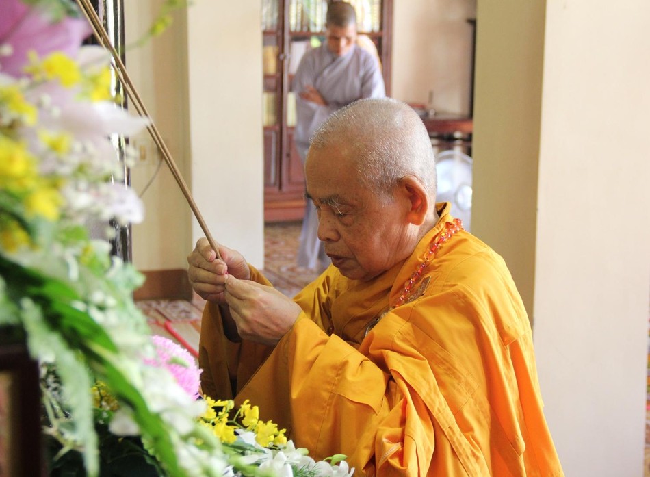 Hòa thượng Thích Đức Thanh niêm hương bạch Phật cử hành lễ cúng ngọ