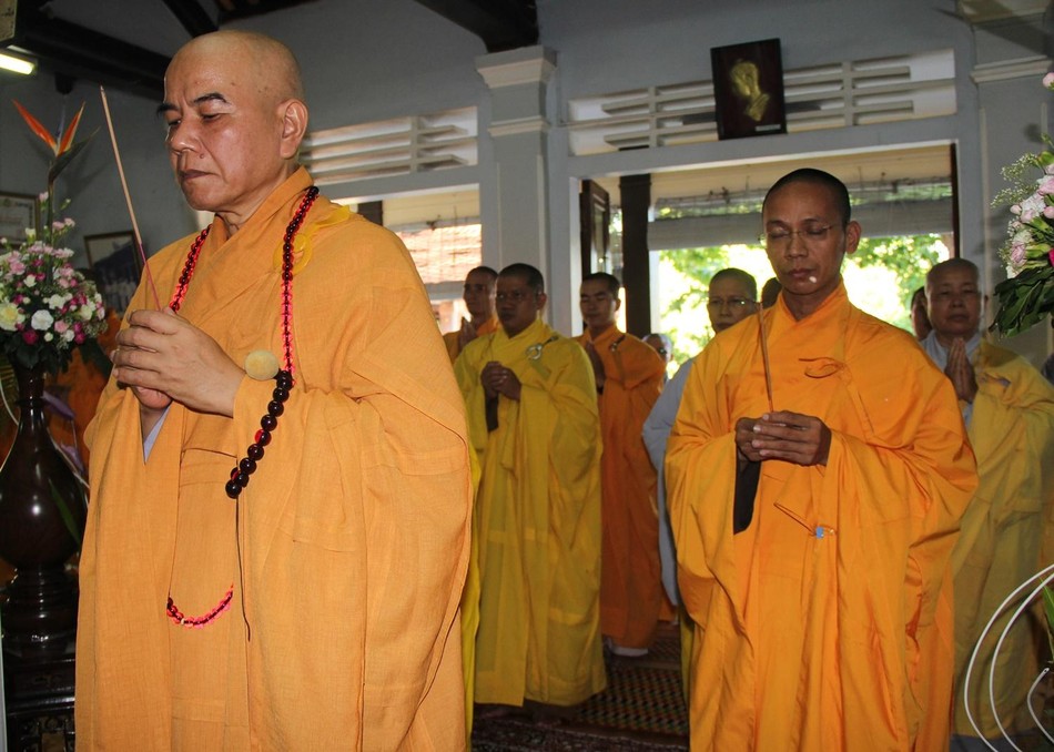 Chư vị Phó Viện trưởng Học viện Phật giáo VN tại Huế dâng hương cầu nguyện